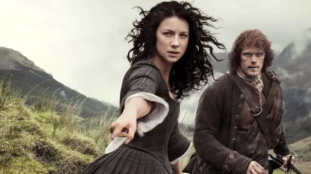 Claire i Jamie w dzikich górach, gotowi na wyzwania **outlander sezon 7**.