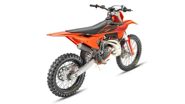 Pomarańczowy motocykl KTM SX 85, gotowy do wyścigów. Zastanawiasz się, ktm sx 85 ile koni mocy generuje?