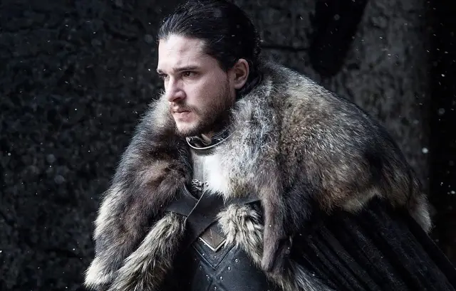 Jon Snow w futrzanym płaszczu, postać z filmów i seriali, w tym z Gry o Tron. Kit Harington filmy seriale i programy.