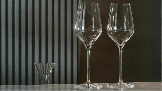 Dwa eleganckie kieliszki do wina, które mogą być niewłaściwe dla szczepu chardonnay, stoją na blacie.