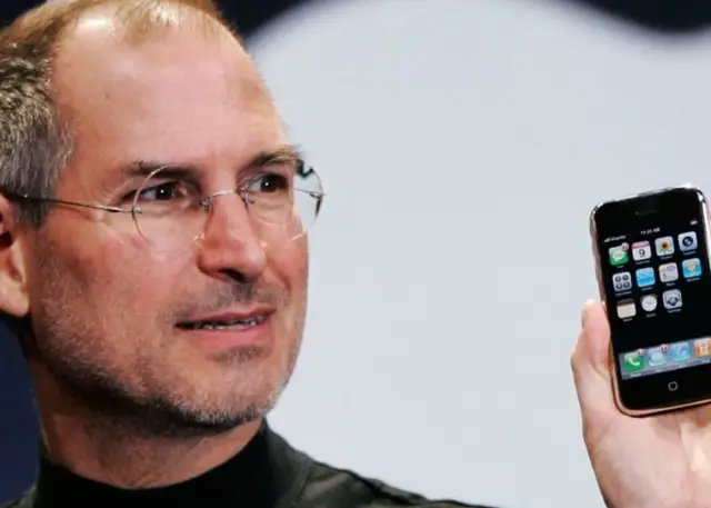 Steve Jobs prezentuje pierwszego iPhone'a.