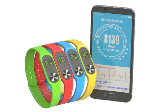 Kolorowe opaski monitorujące aktywność i smartfon z aplikacją do liczenia kroków.