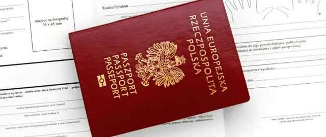 Czerwony paszport RP leży na wniosku. Zastanawiasz się, ile kosztuje wyrobienie paszportu w Holandii?