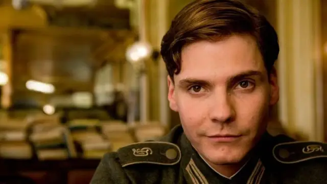 Daniel Brühl jako major SS w "Bękartach wojny". Jego spojrzenie zdradza złożoność postaci z obsady.