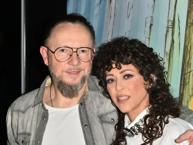 Natalia Kukulska i jej mąż, Michał Dąbrówka, pozują do zdjęcia. Wyglądają na szczęśliwych, jakby właśnie wrócili ze ślubu.