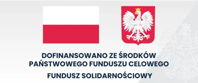 Dofinansowano ze środków Państwowego Funduszu Celowego - fundusz solidarnościowy. Widoczne flagi Polski i godło.