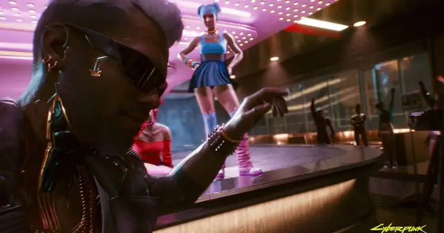 Wizja Mike'a Pondsmitha w świecie Cyberpunk: mężczyzna w okularach i z biżuterią na uchu, na scenie z innymi postaciami.