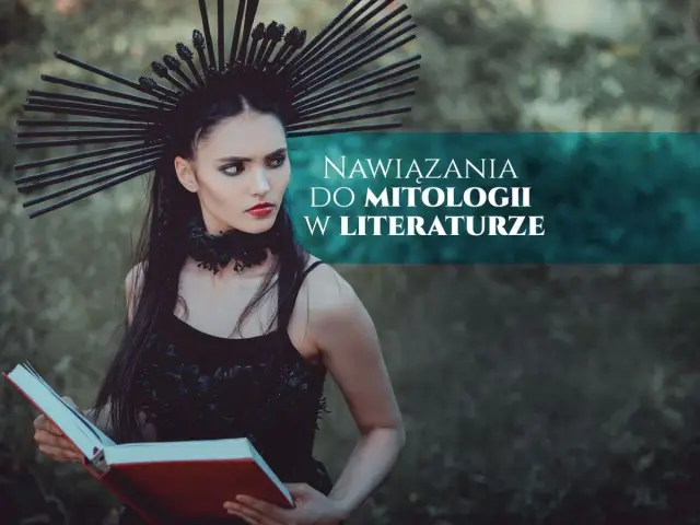 Kobieta w czarnej, ozdobnej koronie i sukni trzyma otwartą księgę. Tekst na obrazie sugeruje mitologizację w literaturze.