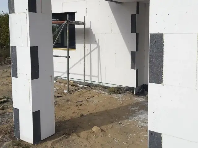 Budowa domu z bloczków styropianowych, przygotowanie do ocieplenie poddasza styropianem.