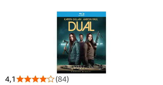 Plakat filmu "Dual" z Karen Gillan i Aaronem Paulem. Dwie identyczne kobiety z bronią, w tle stadion.