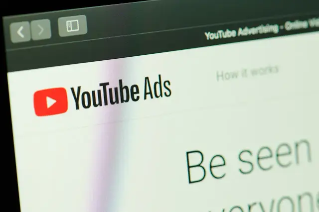 Ekran z logo YouTube Ads i hasłem "Be seen". Analiza objawów ukrytej reklamy w rankingach influencerów na YouTube.