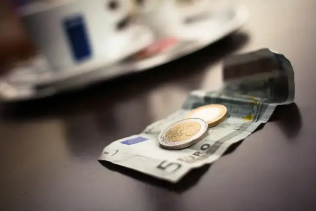 Pięć euro i dwie monety. Taka waluta w Grecji wystarczy na kawę i ciastko.
