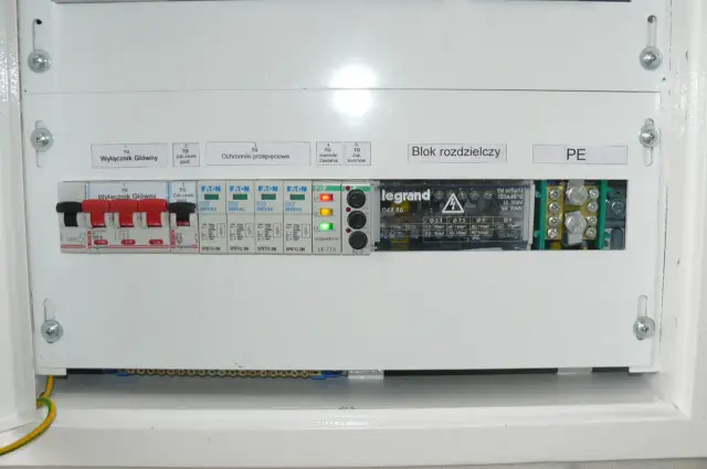 Panel elektryczny z wyłącznikiem głównym, ochronnikami przepięciowymi i blokiem rozdzielczym. Zabezpieczenie kontrolek faz zapewnia bezpieczeństwo instalacji.