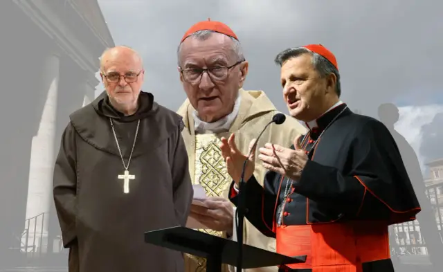 Trzech kardynałów w strojach liturgicznych, jeden w habicie, podczas ważnego zebrania.