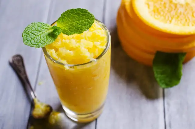 Orzeźwiająca granita pomarańczowa z miętą, idealna na upalne dni. Prosty przepis na domową granita.