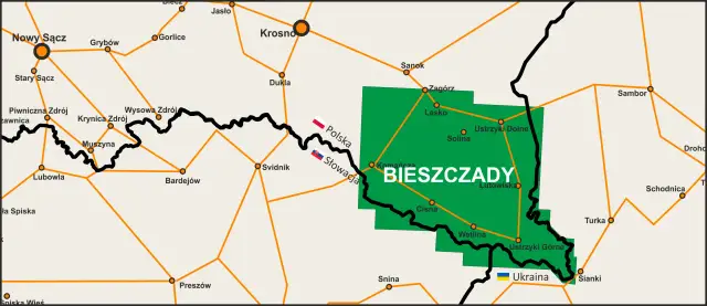 Mapa pokazuje, gdzie leżą Bieszczady, zaznaczone zielonym obszarem między Polską, Słowacją i Ukrainą, z widocznymi miastami jak Sanok, Lesko i Ustrzyki Dolne.