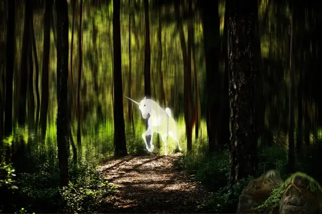 Magiczny jednorożec przemierza leśną ścieżkę, uosabiając potęgę matki natury.
