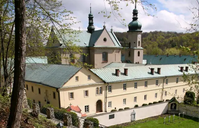 Klasztor Czerna: Przewodnik po duchowym sercu Małopolski