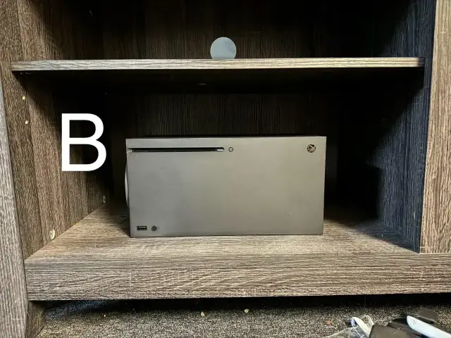 Konsola Xbox Series X w szafce. Wymiary konsoli pozwalają na jej łatwe umieszczenie.