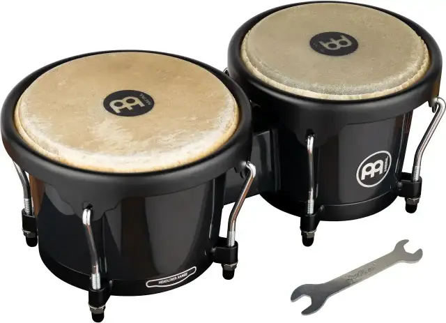 Dwa czarne bębny conga z naciągami Meinl i klucz do strojenia.