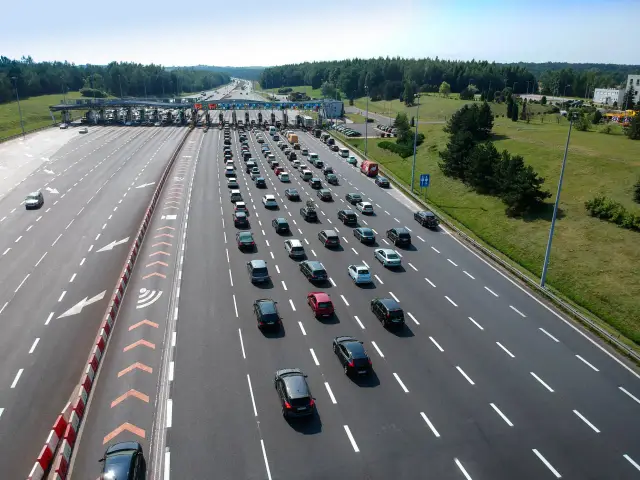 Kork na autostradzie A4 w kierunku Katowic-Krakowa. Długi korek przed bramkami do poboru opłat.