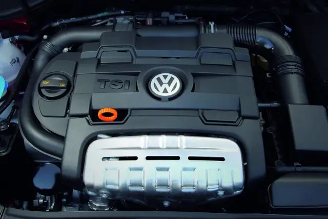 Silnik 1.4 TSI Volkswagena z widocznym logo TSI i symbolem marki.