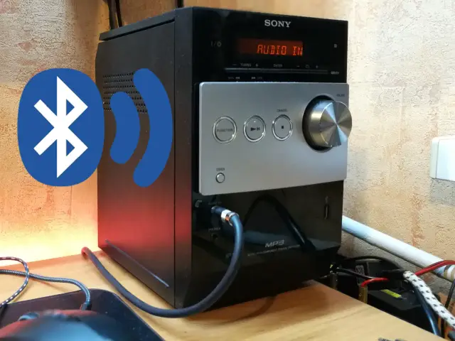 Jak podłączyć starą wieżę do bluetooth? Na zdjęciu widać wieżę Sony z symbolem bluetooth, sugerującym bezprzewodowe połączenie.