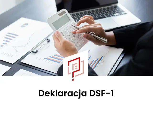 Ręce liczą na kalkulatorze przy wykresach. To przygotowanie do złożenia deklaracji DSF-1, która może wiązać się z daniną solidarnościową.