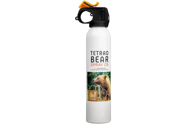 Biały aerozol z pomarańczowym zabezpieczeniem. Na etykiecie napis "TETRAO BEAR SPRAY CR" i zdjęcie niedźwiedzia. Gaz na niedźwiedzie.