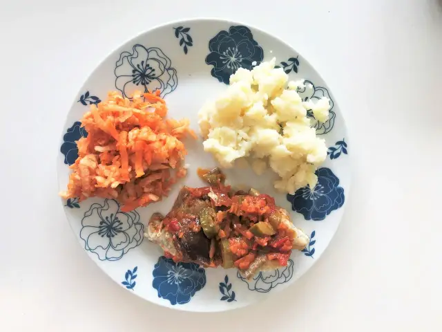 Lekki posiłek po kolonoskopii: ryba w sosie warzywnym, puree ziemniaczane i surówka z marchewki.
