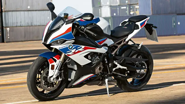 Sportowy motocykl BMW S1000RR w biało-niebiesko-czerwonych barwach. Sprawdź aktualną bmw s1000rr cena.
