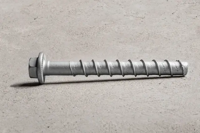 Metalowy wkręt do betonu bez wiercenia, z szerokim łbem i gwintem. Idealny do szybkiego montażu.