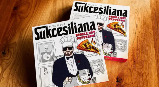 Dwie pizzy kizo "Sukcesiliana" z podwójnym pepperoni, ozdobione wizerunkiem kucharza z psem i płonącym kawałkiem pizzy.