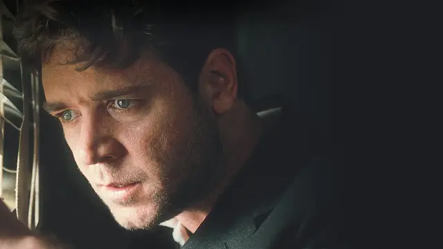 Russell Crowe w roli Johna Nasha, bohatera filmu "Piękny umysł", zamyślony, z intensywnym spojrzeniem.