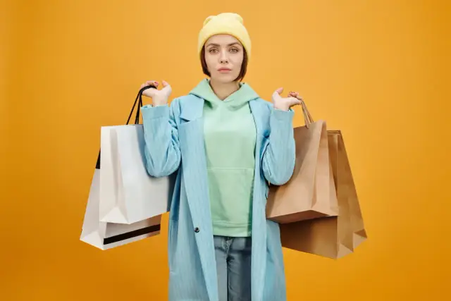Kobieta z zakupami, z miną sugerującą objawy nietrafionego prezentu. Jak dyplomatycznie zapytać o paragon, gdy prezent się nie spodobał?