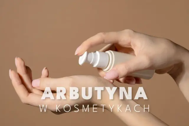Dłonie aplikują kosmetyk z pompką. Tekst: "ARBUTYNA W KOSMETYKACH".
