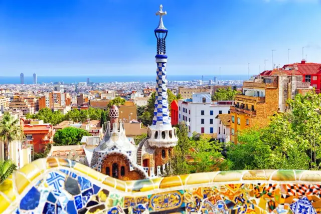 Kolorowe mozaiki i fantazyjne wieże Parku Güell na tle Barcelony. Sprawdź park guell godziny otwarcia i zaplanuj wizytę!
