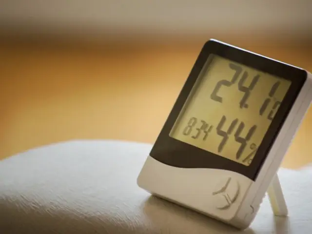 Cyfrowy termohigrometr pokazujący temperaturę 24.1°C i wilgotność 44%.