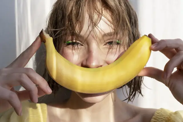 Uśmiechnięta twarz z bananem zamiast ust. Czy to sposób na uniknięcie hipokaliemii?