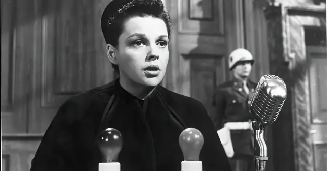 Judy Garland w roli prawniczki, z mikrofonem i żołnierzem w tle. Jej mąż, Vincente Minnelli, był reżyserem.