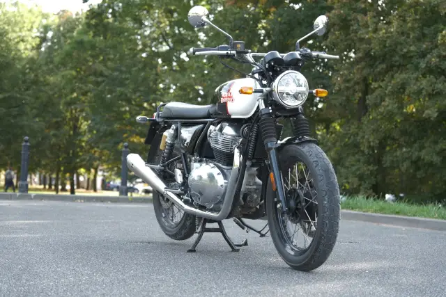 Klasyczny Royal Enfield Interceptor 650 na tle zieleni.