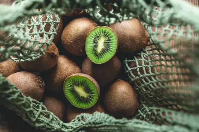 Dużo kiwi w zielonej siatce. Idealne na smoothie, sałatkę owocową lub deser. Co zrobić z dużą ilością kiwi? Oto inspiracja!