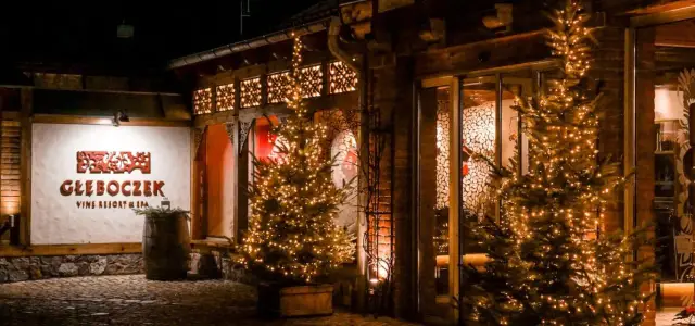 Gdzie lecieć w grudniu? W Głębokim Vine Resort & Spa świąteczna atmosfera, choinki i ciepłe światła zachęcają do relaksu.