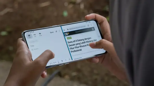 Telefon z podzielonym ekranem na dwie części: notatnik i przeglądarka internetowa. Pokazuje, jak podzielić ekran na 2.