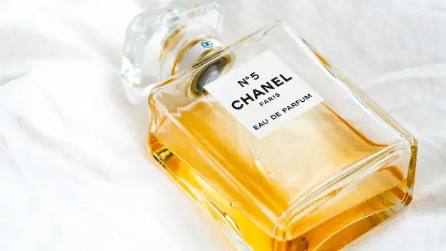Elegancka butelka Chanel N°5 Eau de Parfum. Zastanawiasz się, ile perfum można przywieźć z Wysp Kanaryjskich?