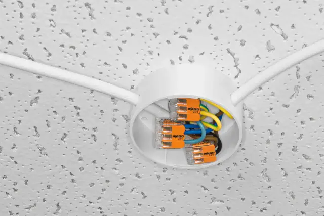 Sufit podwieszany z puszką i złączkami WAGO 221. Szybka wymiana instalacji elektrycznej bez kucia.