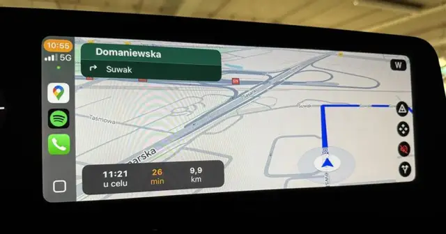 Nawigacja w samochodzie pokazuje trasę do Domaniewskiej. Dowiedz się, jak pobrać mapę Google offline, by nie zgubić się w podróży.