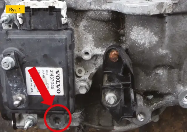 Volvo XC90 wymiana oleju w skrzyni automatycznej. Widoczny moduł sterujący skrzyni biegów z numerem 31437048.