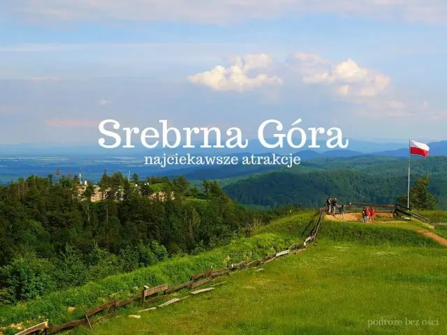 Srebrna Góra: malowniczy krajobraz z widokiem na góry i lasy, z polską flagą i turystami. Odkryj najciekawsze atrakcje!