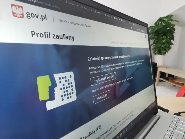 Na ekranie laptopa widoczna jest strona gov.pl z informacją o Profilu Zaufanym. Dowiedz się, jak przedłużyć profil zaufany, aby wygodnie załatwiać sprawy online.